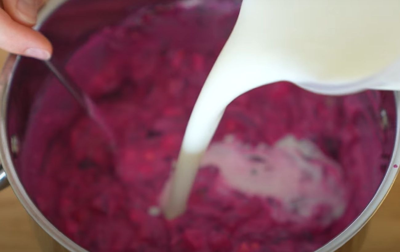 Литовский борщ с яйцом: необычный рецепт холодного первого блюда для лета